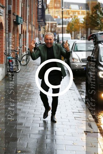 Amsterdam 13 november 2015  
Presentatie kookboek Gordon bij blushing Amsterdam.
John v d Heuvel reikt het uit.