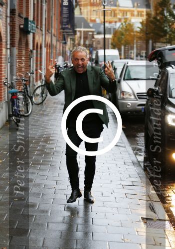 Amsterdam 13 november 2015  
Presentatie kookboek Gordon bij blushing Amsterdam.
John v d Heuvel reikt het uit.