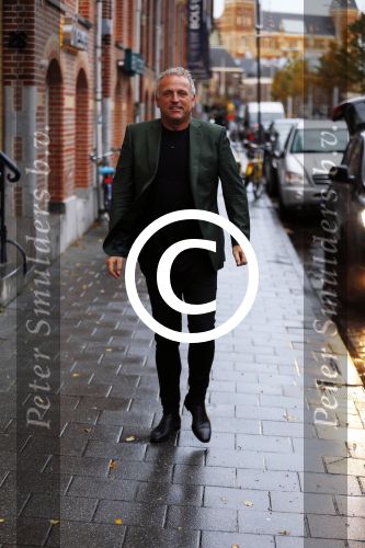 Amsterdam 13 november 2015  
Presentatie kookboek Gordon bij blushing Amsterdam.
John v d Heuvel reikt het uit.