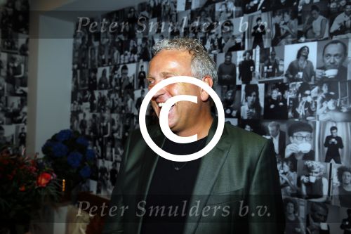 Amsterdam 13 november 2015  
Presentatie kookboek Gordon bij blushing Amsterdam.
John v d Heuvel reikt het uit.