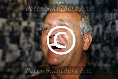 Amsterdam 13 november 2015  
Presentatie kookboek Gordon bij blushing Amsterdam.
John v d Heuvel reikt het uit.