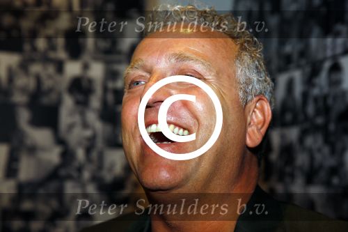 Amsterdam 13 november 2015  
Presentatie kookboek Gordon bij blushing Amsterdam.
John v d Heuvel reikt het uit.