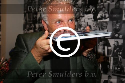 Amsterdam 13 november 2015  
Presentatie kookboek Gordon bij blushing Amsterdam.
John v d Heuvel reikt het uit.