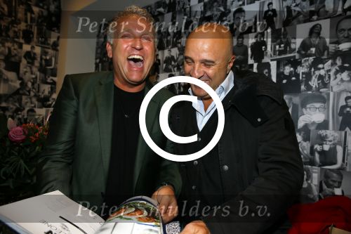 Amsterdam 13 november 2015  
Presentatie kookboek Gordon bij blushing Amsterdam.
John v d Heuvel reikt het uit.