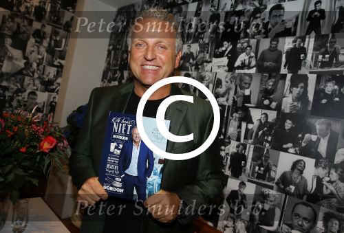 Amsterdam 13 november 2015  
Presentatie kookboek Gordon bij blushing Amsterdam.
John v d Heuvel reikt het uit.