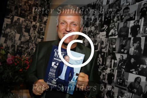 Amsterdam 13 november 2015  
Presentatie kookboek Gordon bij blushing Amsterdam.
John v d Heuvel reikt het uit.