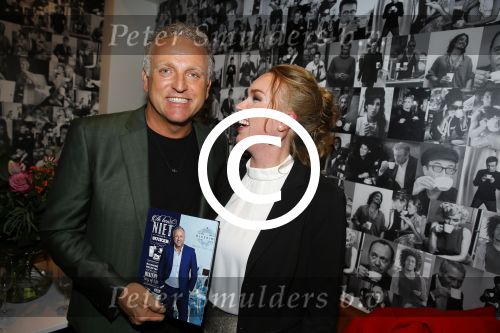 Amsterdam 13 november 2015  
Presentatie kookboek Gordon bij blushing Amsterdam.
John v d Heuvel reikt het uit. Gordon met uitgeeftser