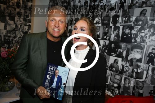 Amsterdam 13 november 2015  
Presentatie kookboek Gordon bij blushing Amsterdam.
John v d Heuvel reikt het uit. Gordon met uitgeeftser