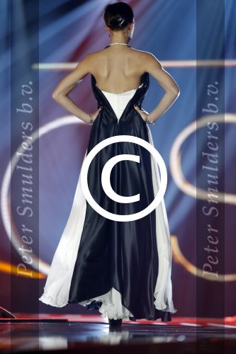 Hilversum 26 oktober 2015
Finale van Hollands next top model HNTM 2015 gepresenteerd door Anouk Smulders en Fred v Leer. De jury bestaat uit Dirk Kikstra May-Britt Mobach en Freek Koster (Touche Models).
De 4 4 finalisten zijn Loiza Lamers, Rachel Swaab Celine Koningstein en Lisa Kapper.
Loiza wordt uiteindelijk HNTM