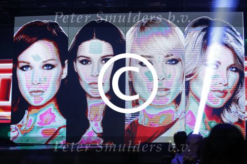 Hilversum 26 oktober 2015
Finale van Hollands next top model HNTM 2015 gepresenteerd door Anouk Smulders en Fred v Leer. De jury bestaat uit Dirk Kikstra May-Britt Mobach en Freek Koster (Touche Models).
De 4 4 finalisten zijn Loiza Lamers, Rachel Swaab Celine Koningstein en Lisa Kapper.
Loiza wordt uiteindelijk HNTM