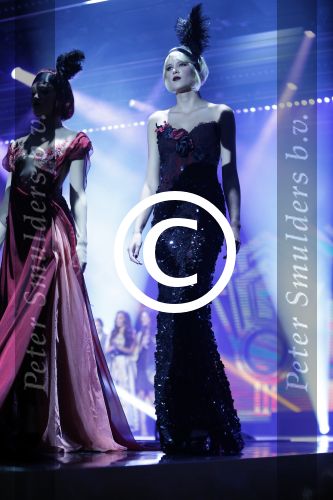 Hilversum 26 oktober 2015
Finale van Hollands next top model HNTM 2015 gepresenteerd door Anouk Smulders en Fred v Leer. De jury bestaat uit Dirk Kikstra May-Britt Mobach en Freek Koster (Touche Models).
De 4 4 finalisten zijn Loiza Lamers, Rachel Swaab Celine Koningstein en Lisa Kapper.
Loiza wordt uiteindelijk HNTM
