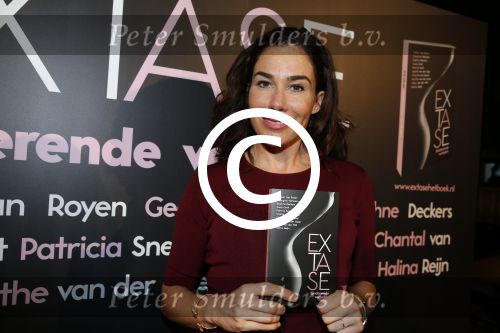 Amsterdam 2 november 2015
Presentatie boek Extase geschreven door Heleen v Royen Georgina Verbaan Daphne Deckers Susan Smit Patricia Snel Sophie v d Stap Chantal v Gastel Myrthe v d Meer Milou v d Will en Halina Reijn. De presenatie was bij Duchess.