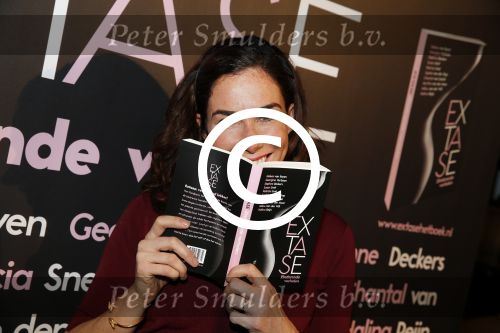 Amsterdam 2 november 2015
Presentatie boek Extase geschreven door Heleen v Royen Georgina Verbaan Daphne Deckers Susan Smit Patricia Snel Sophie v d Stap Chantal v Gastel Myrthe v d Meer Milou v d Will en Halina Reijn. De presenatie was bij Duchess.