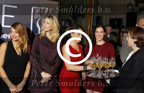 Amsterdam 2 november 2015
Presentatie boek Extase geschreven door Heleen v Royen Georgina Verbaan Daphne Deckers Susan Smit Patricia Snel Sophie v d Stap Chantal v Gastel Myrthe v d Meer Milou v d Will en Halina Reijn. De presenatie was bij Duchess.