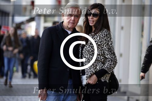 Amsterdam 30 oktober 2015
Harry Mens met zijn Bulgaarse vriendin aan het winkelen in Amsterdam.