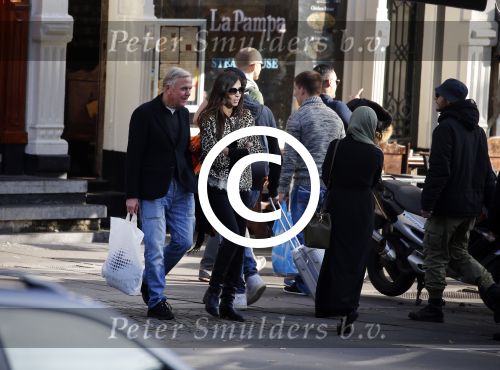Amsterdam 30 oktober 2015
Harry Mens met zijn Bulgaarse vriendin aan het winkelen in Amsterdam.