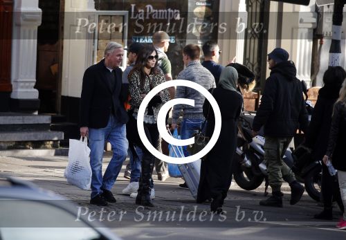 Amsterdam 30 oktober 2015
Harry Mens met zijn Bulgaarse vriendin aan het winkelen in Amsterdam.