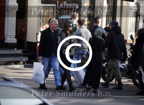 Amsterdam 30 oktober 2015
Harry Mens met zijn Bulgaarse vriendin aan het winkelen in Amsterdam.