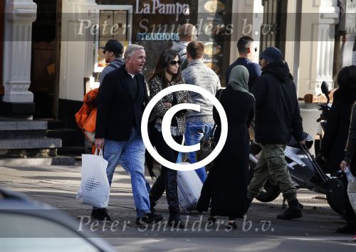 Amsterdam 30 oktober 2015
Harry Mens met zijn Bulgaarse vriendin aan het winkelen in Amsterdam.