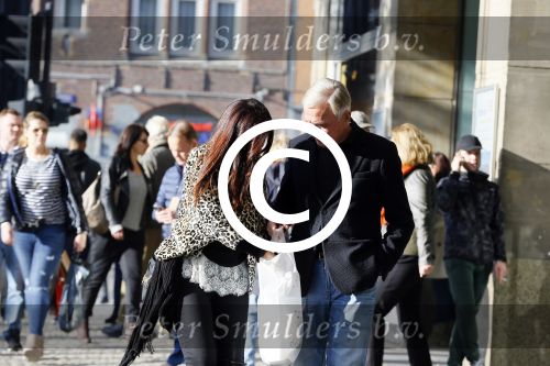 Amsterdam 30 oktober 2015
Harry Mens met zijn Bulgaarse vriendin aan het winkelen in Amsterdam.
