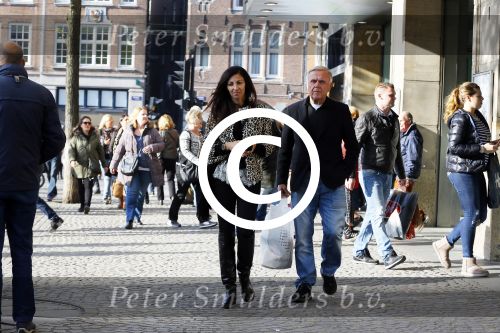 Amsterdam 30 oktober 2015
Harry Mens met zijn Bulgaarse vriendin aan het winkelen in Amsterdam.