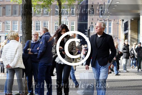 Amsterdam 30 oktober 2015
Harry Mens met zijn Bulgaarse vriendin aan het winkelen in Amsterdam.