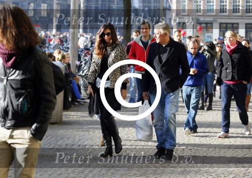 Amsterdam 30 oktober 2015
Harry Mens met zijn Bulgaarse vriendin aan het winkelen in Amsterdam.