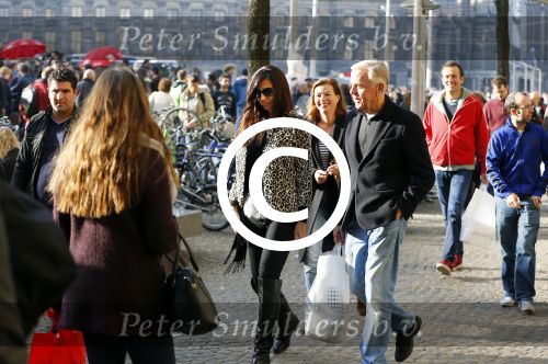 Amsterdam 30 oktober 2015
Harry Mens met zijn Bulgaarse vriendin aan het winkelen in Amsterdam.