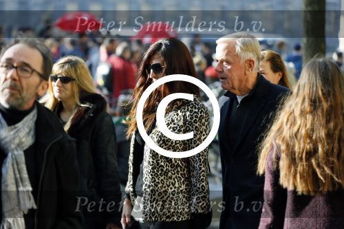 Amsterdam 30 oktober 2015
Harry Mens met zijn Bulgaarse vriendin aan het winkelen in Amsterdam.