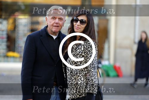Amsterdam 30 oktober 2015
Harry Mens met zijn Bulgaarse vriendin aan het winkelen in Amsterdam.