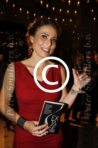 Amsterdam 2 november 2015
Presentatie boek Extase geschreven door Heleen v Royen Georgina Verbaan Daphne Deckers Susan Smit Patricia Snel Sophie v d Stap Chantal v Gastel Myrthe v d Meer Milou v d Will en Halina Reijn. De presenatie was bij Duchess.