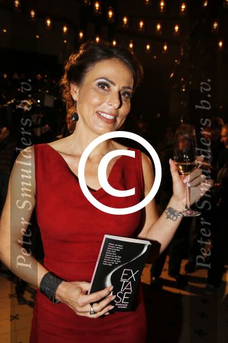Amsterdam 2 november 2015
Presentatie boek Extase geschreven door Heleen v Royen Georgina Verbaan Daphne Deckers Susan Smit Patricia Snel Sophie v d Stap Chantal v Gastel Myrthe v d Meer Milou v d Will en Halina Reijn. De presenatie was bij Duchess.