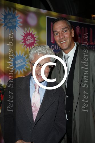 Amsterdam 11 november 2015
Premiere queen of the dessert met oa Jason Donovan Simon Greete Adam Bailey en Philip Childs in carre. Jacques d Ancona met partner Hans