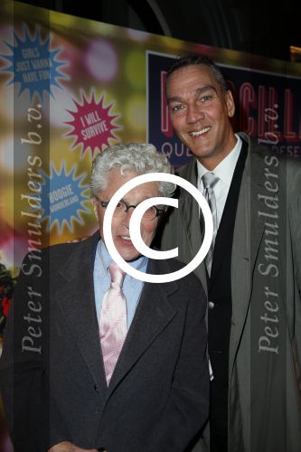 Amsterdam 11 november 2015
Premiere queen of the dessert met oa Jason Donovan Simon Greete Adam Bailey en Philip Childs in carre. Jacques d Ancona met partner Hans