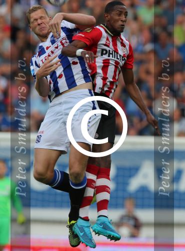 Heerenveen, 22 Augustus 2015
Kompetitie, Seizoen 2015/2016
FC Heerenveen-PSV, eindstand 1-1
Joshua Brenet in duel met Henk Veerman