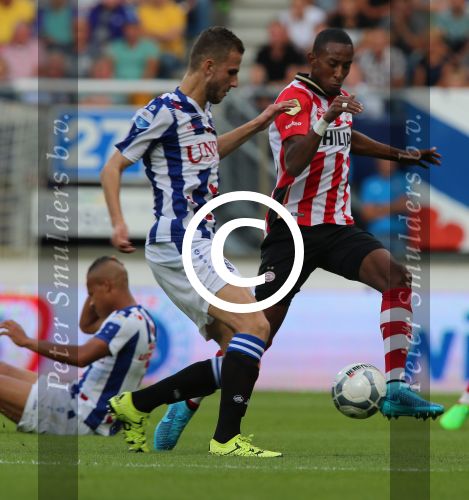 Heerenveen, 22 Augustus 2015
Kompetitie, Seizoen 2015/2016
FC Heerenveen-PSV, eindstand 1-1
Joshua Brenet in duel met Henk Veerman