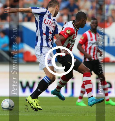 Heerenveen, 22 Augustus 2015
Kompetitie, Seizoen 2015/2016
FC Heerenveen-PSV, eindstand 1-1
Joshua Brenet in duel met Henk Veerman
