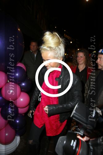 Amsterdam 4 november 2015
Presentatie van de gay issue. Josje Huisman met zus en een vriend