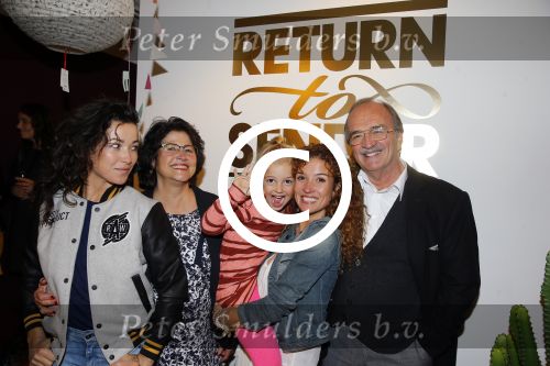 Amsterdam 16 oktober 2015
Katja Schuurman opent return to sender winkel op westergasfabriek terrein in Amsterdam. Haar vriend Freek v Noordwijk doet de catering. Katja met ouders dochter Sammie en Birgit Schuurman