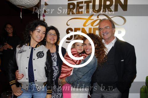 Amsterdam 16 oktober 2015
Katja Schuurman opent return to sender winkel op westergasfabriek terrein in Amsterdam. Haar vriend Freek v Noordwijk doet de catering. Katja met ouders dochter Sammie en Birgit Schuurman