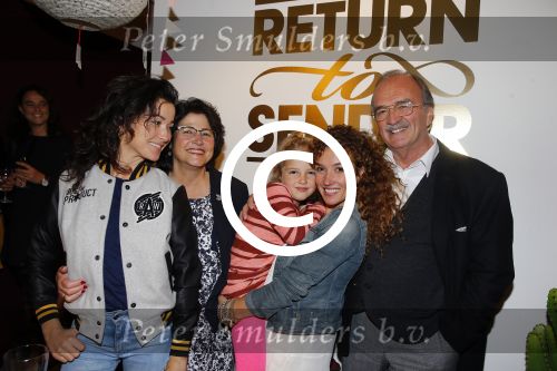 Amsterdam 16 oktober 2015
Katja Schuurman opent return to sender winkel op westergasfabriek terrein in Amsterdam. Haar vriend Freek v Noordwijk doet de catering. Katja met ouders dochter Sammie en Birgit Schuurman