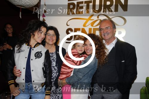Amsterdam 16 oktober 2015
Katja Schuurman opent return to sender winkel op westergasfabriek terrein in Amsterdam. Haar vriend Freek v Noordwijk doet de catering. Katja met ouders dochter Sammie en Birgit Schuurman