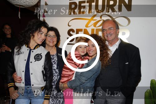 Amsterdam 16 oktober 2015
Katja Schuurman opent return to sender winkel op westergasfabriek terrein in Amsterdam. Haar vriend Freek v Noordwijk doet de catering. Katja met ouders dochter Sammie en Birgit Schuurman