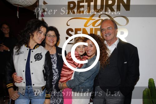 Amsterdam 16 oktober 2015
Katja Schuurman opent return to sender winkel op westergasfabriek terrein in Amsterdam. Haar vriend Freek v Noordwijk doet de catering. Katja met ouders dochter Sammie en Birgit Schuurman