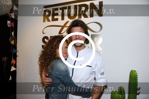 Amsterdam 16 oktober 2015
Katja Schuurman opent return to sender winkel op westergasfabriek terrein in Amsterdam. Haar vriend Freek v Noordwijk doet de catering.