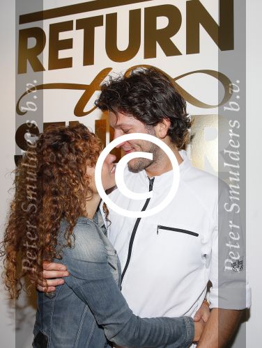 Amsterdam 16 oktober 2015
Katja Schuurman opent return to sender winkel op westergasfabriek terrein in Amsterdam. Haar vriend Freek v Noordwijk doet de catering.