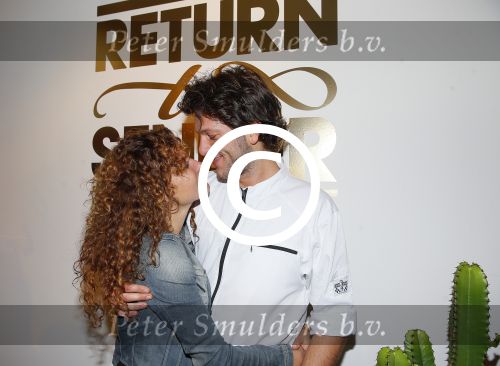 Amsterdam 16 oktober 2015
Katja Schuurman opent return to sender winkel op westergasfabriek terrein in Amsterdam. Haar vriend Freek v Noordwijk doet de catering.