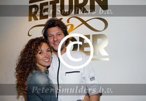 Amsterdam 16 oktober 2015
Katja Schuurman opent return to sender winkel op westergasfabriek terrein in Amsterdam. Haar vriend Freek v Noordwijk doet de catering.
