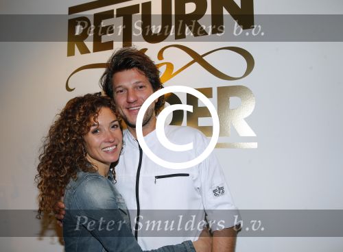 Amsterdam 16 oktober 2015
Katja Schuurman opent return to sender winkel op westergasfabriek terrein in Amsterdam. Haar vriend Freek v Noordwijk doet de catering.