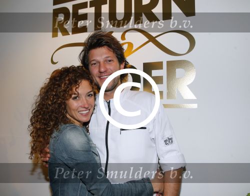 Amsterdam 16 oktober 2015
Katja Schuurman opent return to sender winkel op westergasfabriek terrein in Amsterdam. Haar vriend Freek v Noordwijk doet de catering.